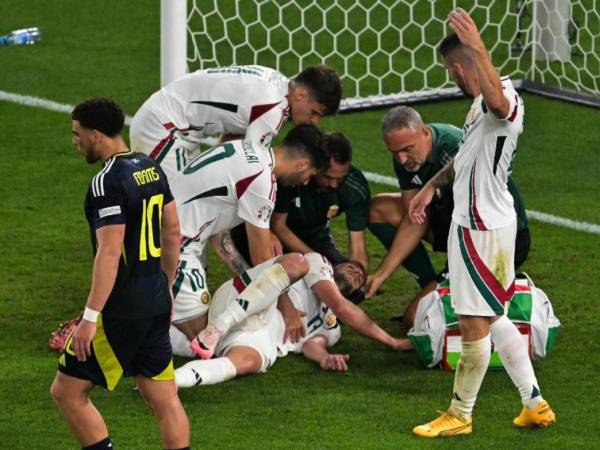 Jugador de Hungría tuvo que salir en ambulancia tras chocar con el arquero escocés en la Eurocopa 2024.