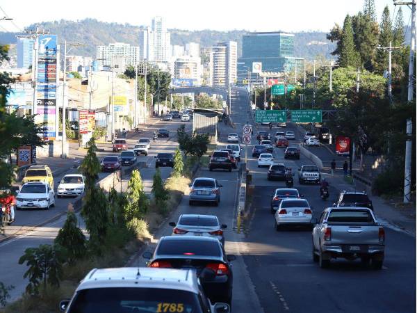 En la capital se reportan más de 35 puntos de conflicto vial, la cantidad de vehículos que circulan por la ciudad casi llegan a los 600 mil.