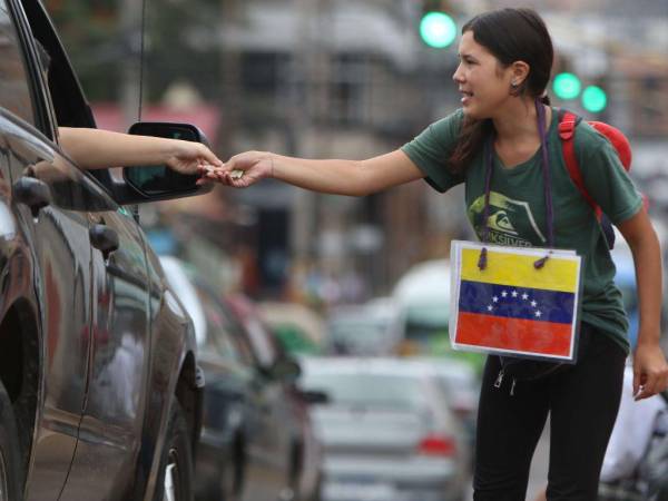 Las calles de la capital están llenas de migrantes que piden para ajustar sus pasajes.