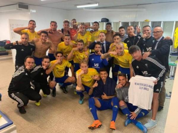 Los jugadores del Cádiz celebrando el triunfo en el camerino. Anthony Choco Lozano salió de cambio a los 76 minutos.