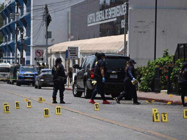 Agentes supervisan la escena del ataque para las investigaciones posteriores.