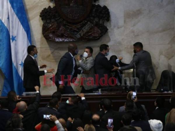 La reyerta en la mesa principal del Congreso comenzó cuando el ministro de Gobernación no le dio la palabra a la facción de Libre leal al gobierno y decidió juramentar a Jorge Cálix.