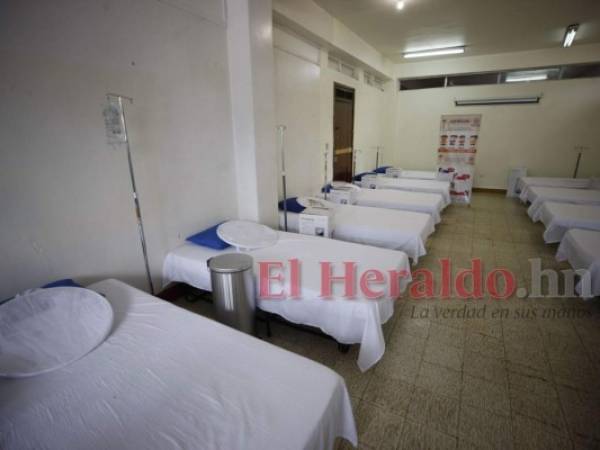 Las salas de los hospitales siguen llenas de pacientes con dengue. Foto Emilio Flores| EL HERALDO