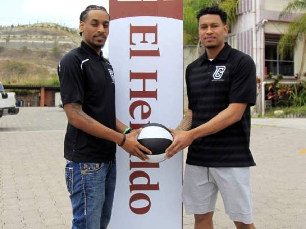 Marco Banegas Flores y Christopher Flores, organizadores del campamento de baloncesto. | Foto: Ronal Aceituno.