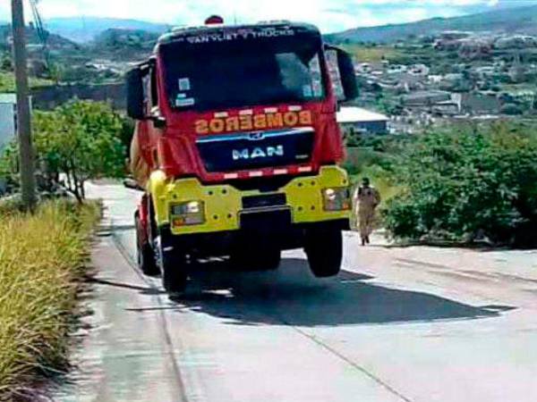 El camión de 5,000 galones que compró el Cuerpo de Bomberos a una empresa de Israel se levanta de la cabina cuando va cargado, situación que puede provocar un grave accidente.