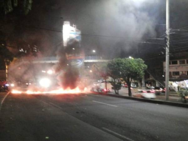 Los protestantes lanzaron llantas a lo largo de la calle y les prendieron fuego para evitar que los carros que van con ruta hacia el bulevar Los Próceres, puedan pasar.