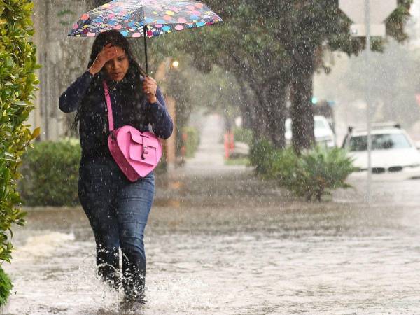 Amplias zonas del estado de California, en el oeste de Estados Unidos, quedaron inundadas el lunes, provocando la muerte de una persona y dejando a centenares de miles de usuarios sin electricidad luego de que una tormenta provocara fuertes lluvias y obligara a las autoridades a decretar el estado de emergencia.