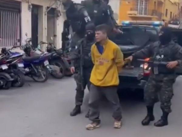 Momento en que las autoridades de la Policía Militar trasladaban al sospechoso tras ser detenido.