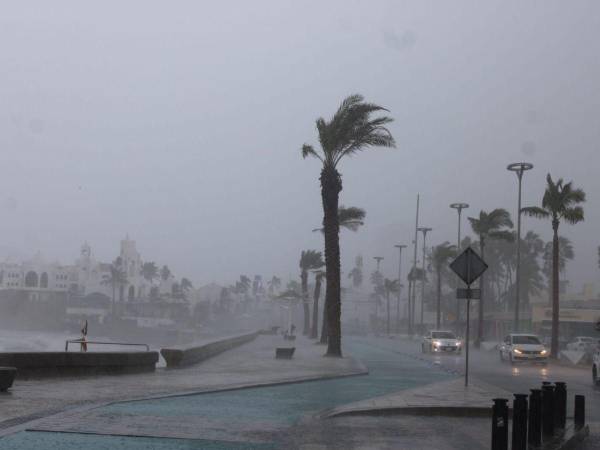 Norma, que alcanzó la categoría 4 el jueves mar adentro en el Pacífico, hizo que el gobierno movilizará a la zona cuerpos de apoyo de las fuerzas armadas.