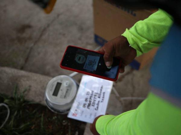 Una cuadrilla llegó este lunes al barrio La Granja de Comayagüela para realizar inspecciones en contadores de la zona y verificar si los propietarios no estaban cometiendo el delito de hurto de electricidad.