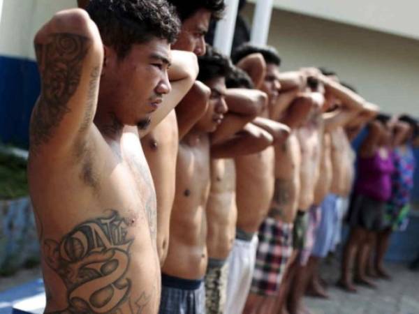 Las pandillas, a las que se atribuyen la mayoría de los homicidios en El Salvador, cuentan con unos 70.000 miembros, de los cuales 17.000 están encarcelados.