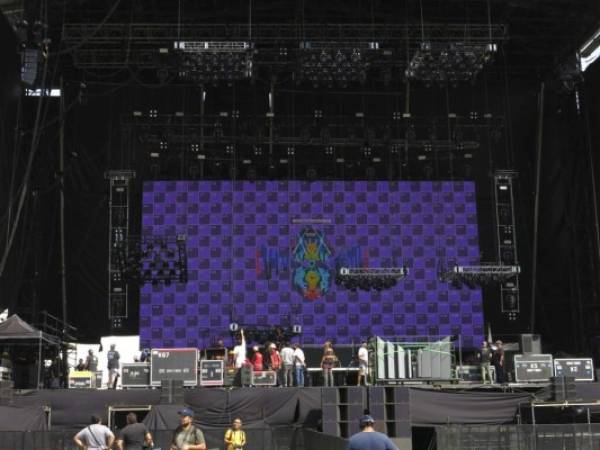 Trabajadores montan el escenario principal del Festival Vive Latino en el Foro Sol. Foto: AP.