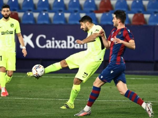 El artillero uruguayo, máximo goleador de La Liga, fue uno de los hombres más activos de su equipo este miércoles, pero no logró ampliar su cuenta goleadora. Foto: AFP