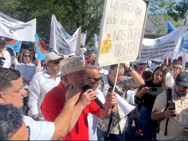 Los dueños de restaurantes aseguraron que las pérdidas en restaurantes y bares son graves, por los que algunos trabajadores han sido suspendidos de sus cargos.