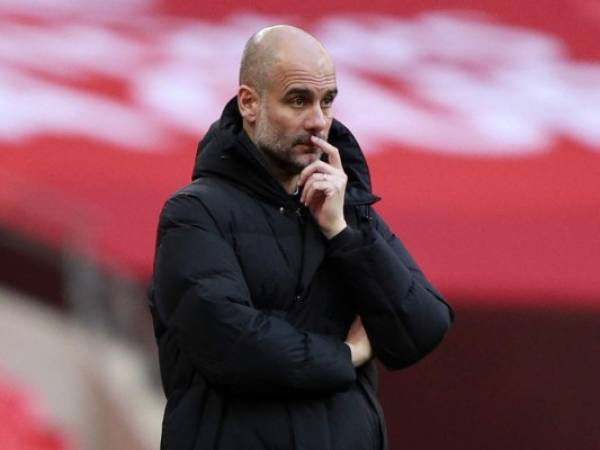 Guardiola sigue así la línea de su homólogo del Liverpool, Jürgen Klopp, que tomó distancias el lunes respecto al proyecto. Foto:AFP