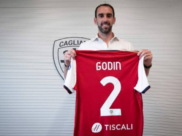 Diego Godín firmó por el Cagliari un contrato de tres temporadas. Foto: Twitter