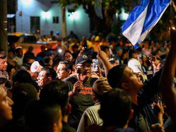 El presidente de El Salvador, Nayib Bukele, inscribió a la medianoche del jueves su candidatura a la reelección, con arrolladora popularidad por su ofensiva contra las pandillas, pero cuestionado por su concentración de poder y la legalidad de su postulación. Estas son las imágenes del hecho.