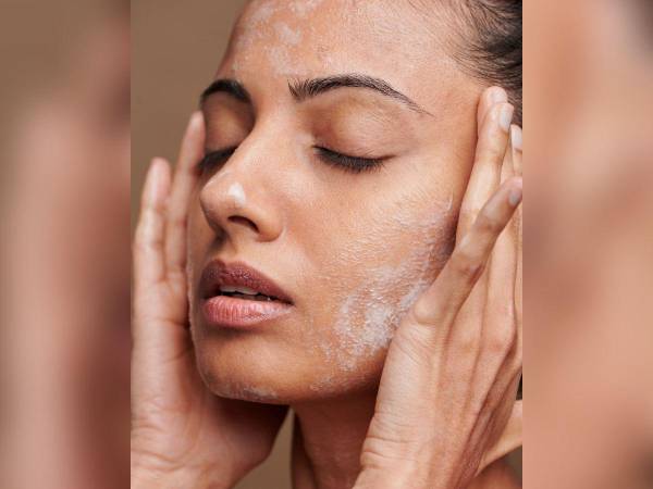 La exfoliación es un paso clave para una buena limpieza en nuestro rostro.