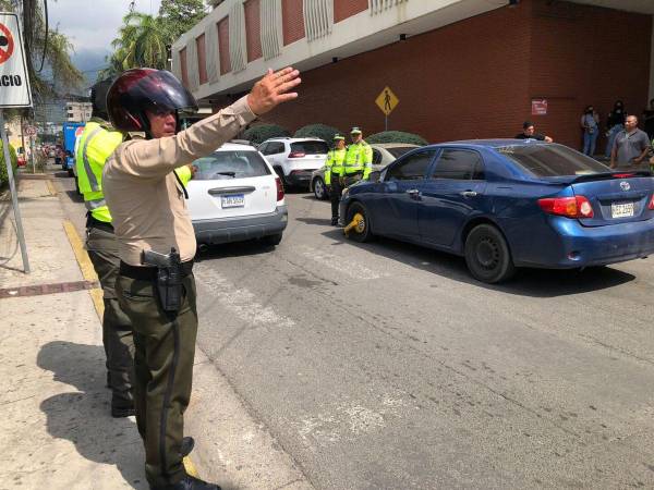 Este viernes 7 de julio dieron inicio las multas junto a las famosas “chachas” a los vehículos que estén mal estacionados en las calles de San Pedro Sula. A continuación las imágenes.