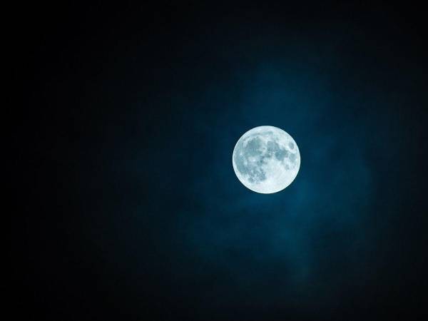 Imagen de cortesía de una noche en la que se observa la luna llena.