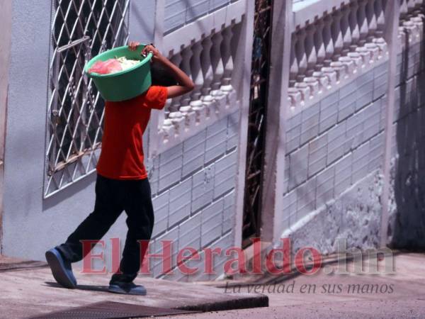 A causa de la deserción escolar, muchos padres de familia exponen a sus hijos al trabajo infantil como parte de su día a día.