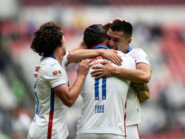 Christian Tabo de Cruz Azul celebra con sus compañeros después de anotar contra Querétaro, durante su partido de fútbol del torneo Apertura Mexicano en el estadio Azteca, en la Ciudad de México.