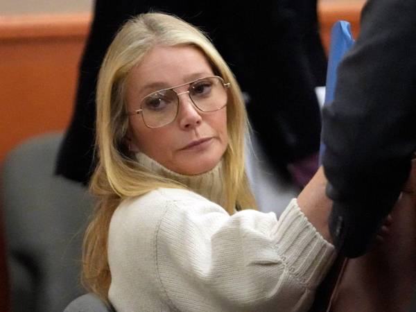 Paltrow, vestida de suéter blanco de cuello de tortuga se sentó en silencio al lado de su abogado mientras el procedimiento iniciaba. Se espera que ella hable más adelante para defenderse.