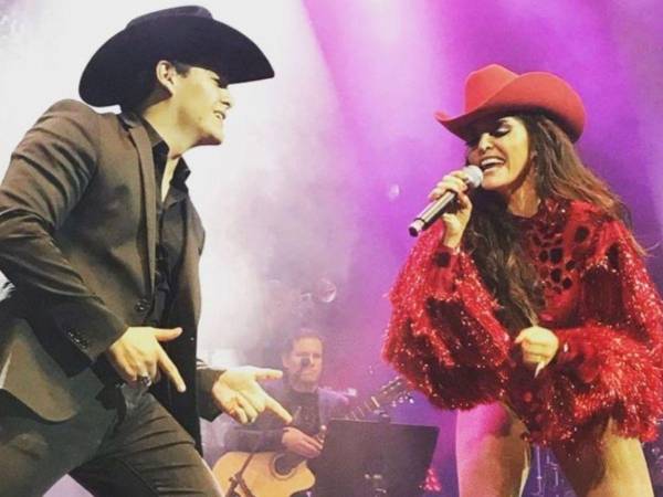 Julián Figueroa durante una de sus presentaciones con Ana Bárbara.