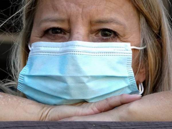 Bronwyn Russell en su casa en Des Plaines, Illinois el 27 de septiembre del 2021. Russell está vacunada contra covid pero aun así esta preocupada por la posibilidad de contraer el virus. (Foto AP/Nam Y. Huh)