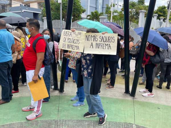 Maestros activos e inactivos protestaron esta mañana en contra de la ley vigente del Instituto Nacional de Previsión del Magisterio (Inprema).