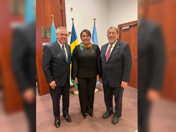 Alberto Fernández, presidente de la Celac 2022, Xiomara Castro, próxima presidenta y Ralph Gonsalves, actual líder del ente regional.