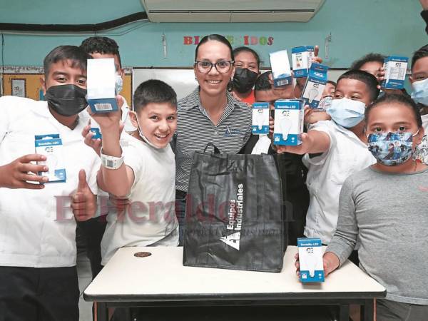 La sonrisa y carisma de Gabriela Alvarado llena de entusiasmo a todos los estudiantes que escuchan sus charlas mientras participan en la octava edición de Escuelas Amigables con el Ambiente.