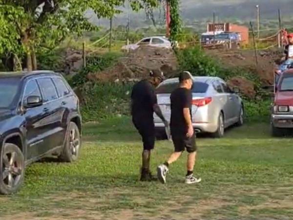 Entre insultos y evadiendo objetos que le eran lanzados, Quioto abandonó el recinto deportivo al negarse a pagar entrada para ver un partido de Liga Mayor.