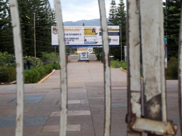 Las clases en la UNAH se han interrumpido alrededor de 40 días por las tomas de edificios y varios enfrentamientos violentos. Foto: EL HERALDO