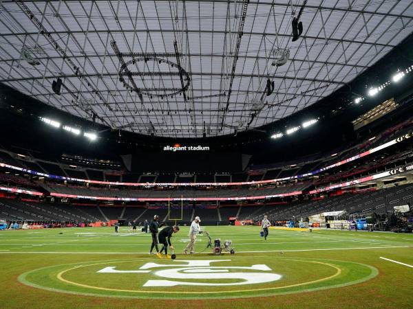 Los trabajadores pintan el campo del Allegiant Stadium en Las Vegas, Nevada, el 10 de febrero de 2024, en preparación para el Super Bowl LVIII.