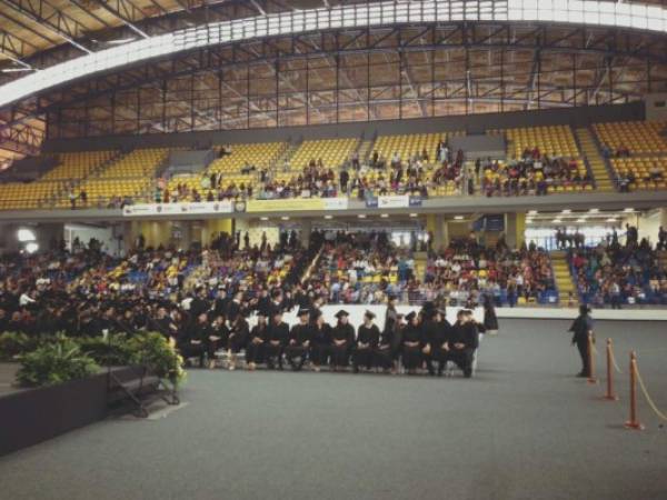 Unos 1,200 hondureños recibieron este viernes su título universitario de la UNAH, cortesía: Presencia Universitaria.