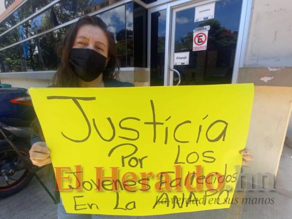 Frente al edificio de Medicina Forense se plantaron algunos protestantes al medio día de este lunes.