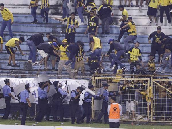 La barra del Real España lo volvió a hacer, durante el encuentro en el que su equipo cayó ante Marathón en el clásico sampedrano hubo de todo. Intento de invasión a la cancha, irrespeto a la autoridad, pólvora en la gradería e insultos.