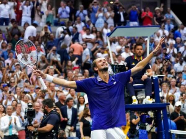 Daniil Medvedev en la pista al celebrar la victoria ante Novak Djokovic en la final del Abierto de Estados Unidos, el domingo 12 de septiembre de 2021. Foto: AP