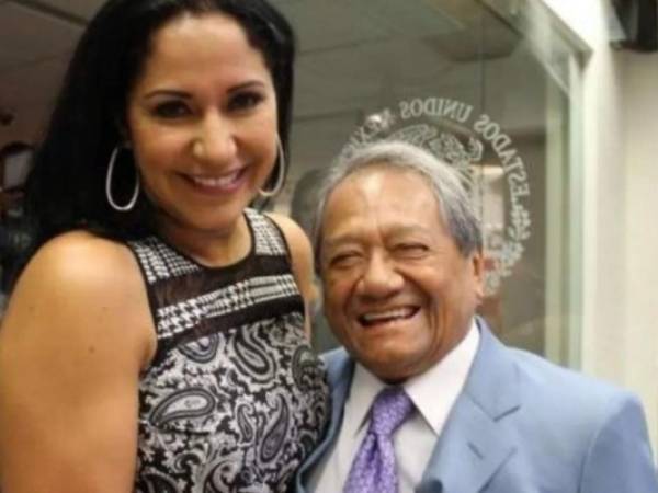 Fotografía en vida de Armando Manzanero junto a su esposa Laura Elena Villa. Foto: Twitter