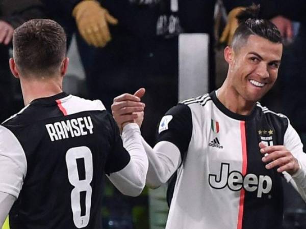 Aaron Ramsey celebrando con Cristiano Ronaldo tras el partido de la Juve el fin de semana. (AFP)