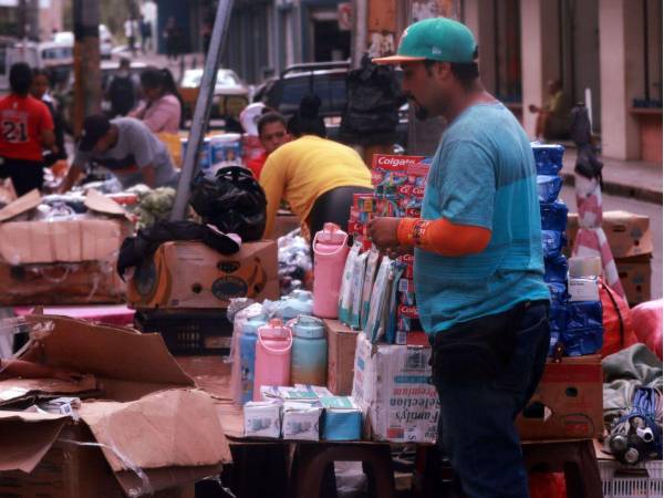 Muchas personas se ubican en el centro de la capital para hacer ventas de productos. En el centro histórico hay un grupo organizado.