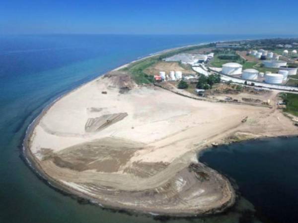 Este es el terreno de la Empresa Nacional Portuaria arrendado a Génesis Energía. En este lugar se pretende construir la terminal de gas en Puerto Cortés.