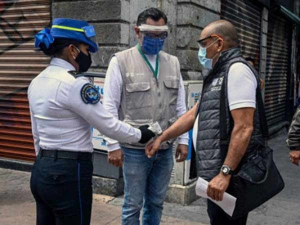 Con altavoces se llama a los visitantes a portar cubrebocas, usar gel antibacterial y a evitar pasar más tiempo en la zona del estrictamente necesario. Foto: AFP