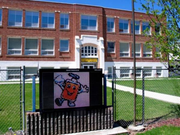 La escuela Willow Creek en Montana. El colegio de 56 estudiantes reanudará clases el jueves 7 de mayo, luego de dos meses cerrada por el coronavirus. (AP Foto/Matt Volz)