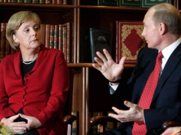 Merkel y Putin, quien ha sido presidente o primer ministro de Rusia desde el 2000, han logrado mantener abierto un canal de comunicación pese a sus profundas discrepancias políticas.