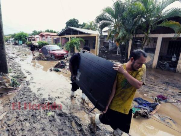 La Lima, Honduras: Los lugareños intentan recuperar sus pertenencias luego del desborde del río Chamelecón tras las fuertes lluvias causadas por el huracán Iota. AFP