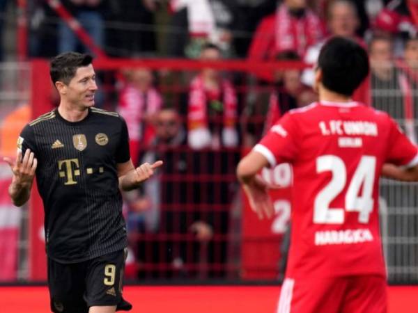 El goleador de Bayern Múnich Robert Lewandowski, izquierda, celebra tras anotar el primero de su equipo en un partido contra el Union Berlin en la Bundesliga. (AP Foto/Michael Sohn)