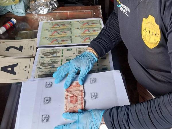 Varios billetes falsos han sido encontrados al interior de las viviendas donde se ejecutan los allanamientos.