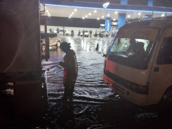 La tormenta tropical Pilar ha comenzado a dejar efectos en el municipio del Distrito Central (DC), donde se reportan personas rescatadas, derrumbes y calles anegadas. A continuación las imágenes recopiladas por los capitalinos.